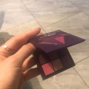 Eyeshadow palette+ BECCA highlight